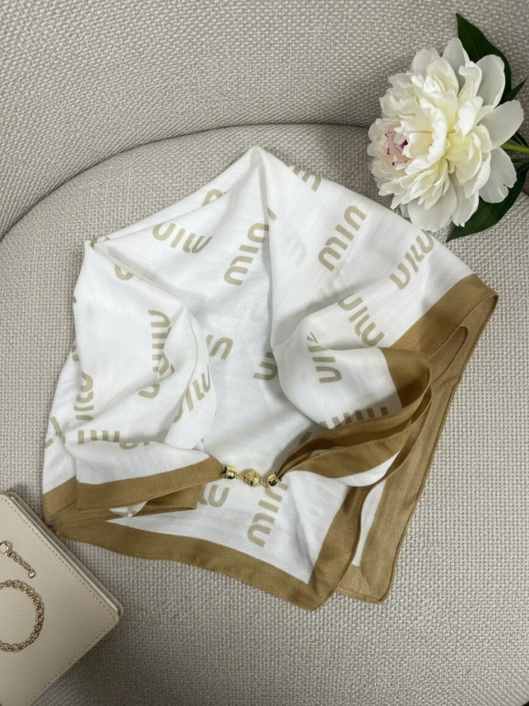 gawroszka-min-biala-zlote-napisy-magnetyczne-zapiecie-apaszka-damska-65x65-bawelna-wiskoza-modny-dodatek-do-szyi-butik-szykownia-1