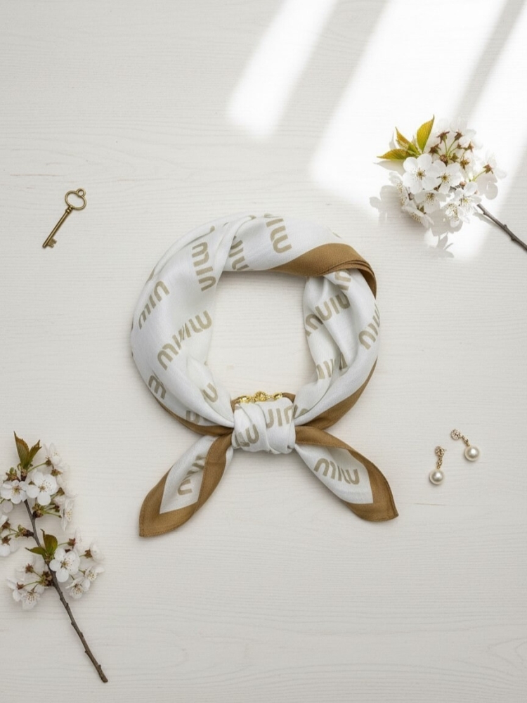 gawroszka-min-biala-zlote-napisy-magnetyczne-zapiecie-apaszka-damska-65x65-bawelna-wiskoza-modny-dodatek-do-szyi-butik-szykownia-4