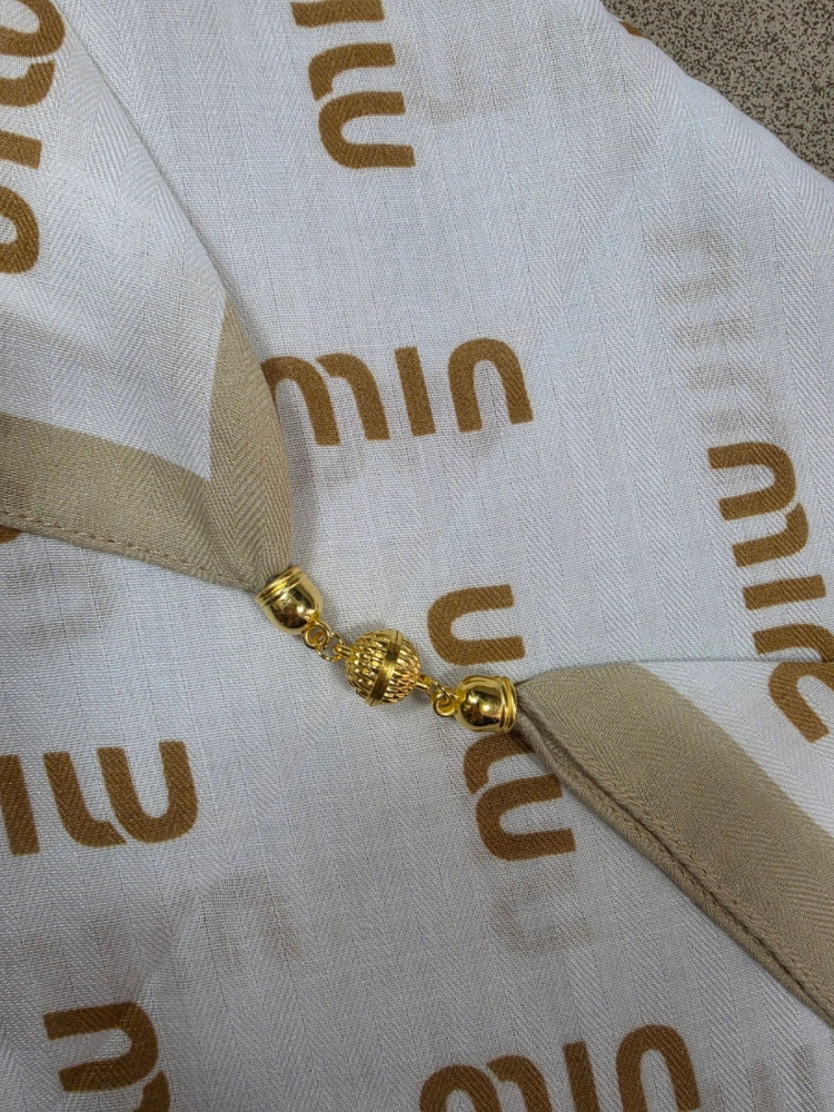 gawroszka-min-biala-zlote-napisy-magnetyczne-zapiecie-apaszka-damska-65x65-bawelna-wiskoza-modny-dodatek-do-szyi-butik-szykownia-6