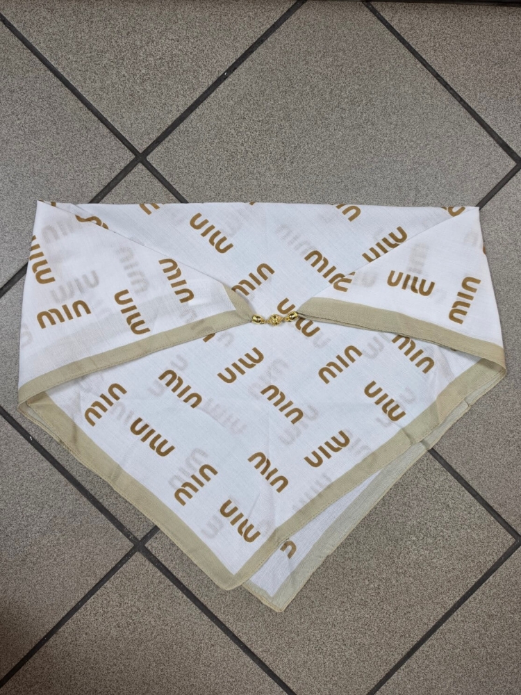 gawroszka-min-biala-zlote-napisy-magnetyczne-zapiecie-apaszka-damska-65x65-bawelna-wiskoza-modny-dodatek-do-szyi-butik-szykownia-7