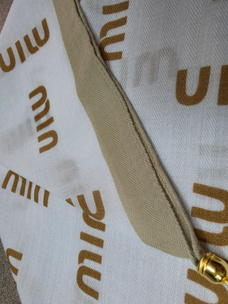 gawroszka-min-biala-zlote-napisy-magnetyczne-zapiecie-apaszka-damska-65x65-bawelna-wiskoza-modny-dodatek-do-szyi-butik-szykownia-8