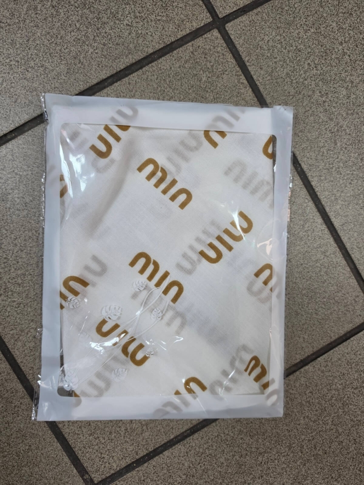 gawroszka-min-biala-zlote-napisy-magnetyczne-zapiecie-apaszka-damska-65x65-bawelna-wiskoza-modny-dodatek-do-szyi-butik-szykownia-9