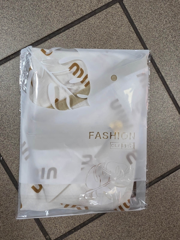 gawroszka-min-biala-zlote-napisy-magnetyczne-zapiecie-apaszka-damska-65x65-bawelna-wiskoza-modny-dodatek-do-szyi-butik-szykownia-10