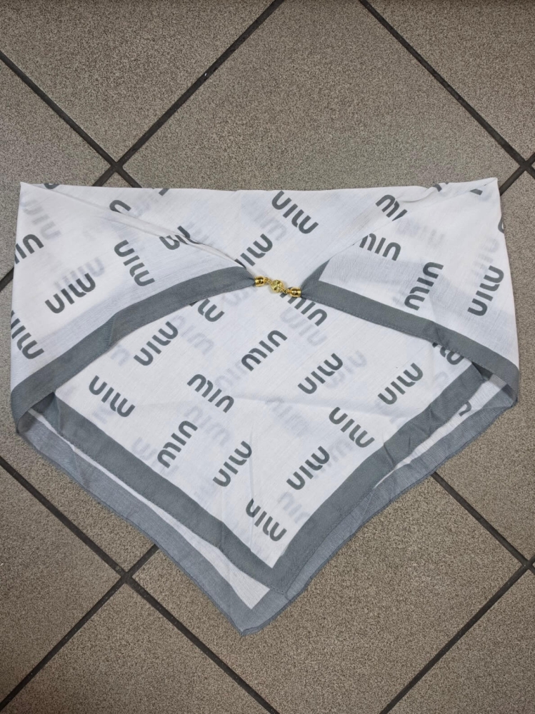 gawroszka-min-biala-szare-napisy-magnetyczne-zapiecie-apaszka-damska-65x65-bawelna-wiskoza-modny-dodatek-do-szyi-butik-szykownia-5