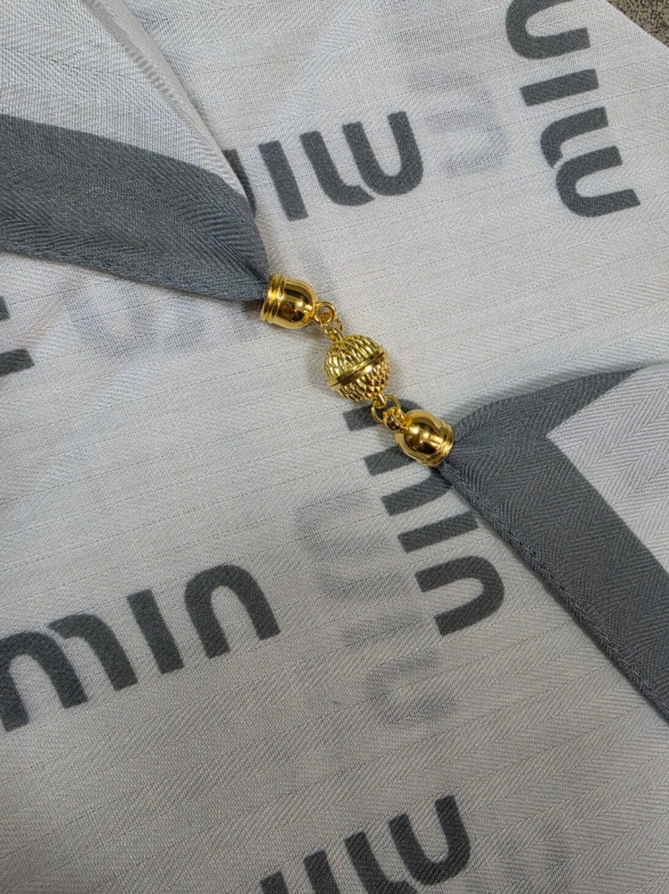 gawroszka-min-biala-szare-napisy-magnetyczne-zapiecie-apaszka-damska-65x65-bawelna-wiskoza-modny-dodatek-do-szyi-butik-szykownia-6