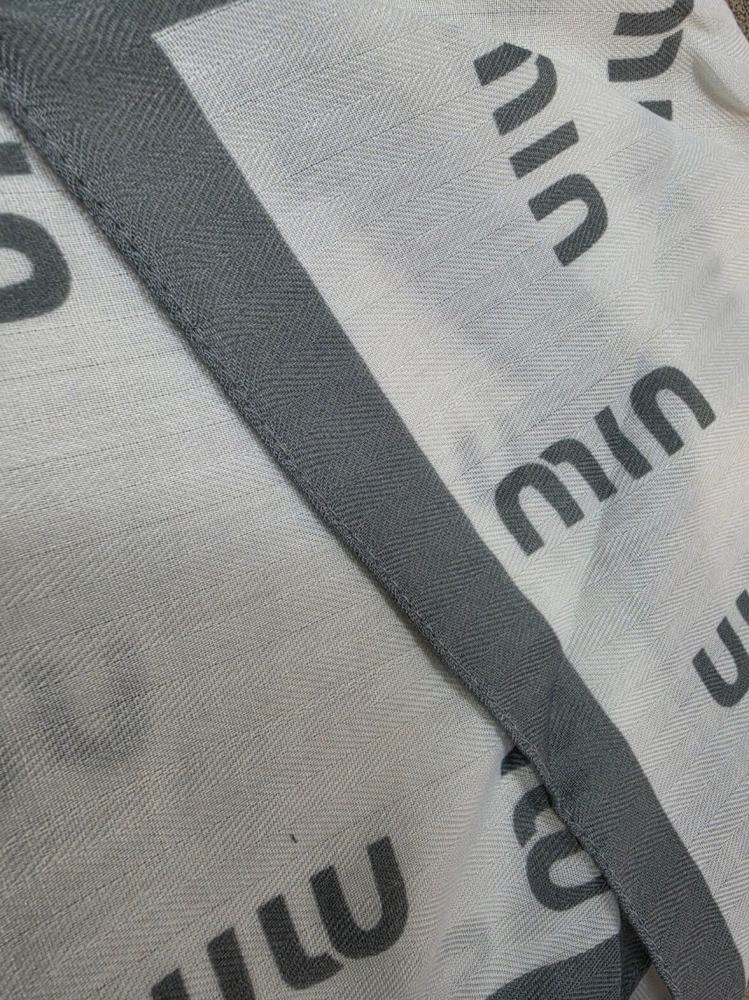 gawroszka-min-biala-szare-napisy-magnetyczne-zapiecie-apaszka-damska-65x65-bawelna-wiskoza-modny-dodatek-do-szyi-butik-szykownia-7