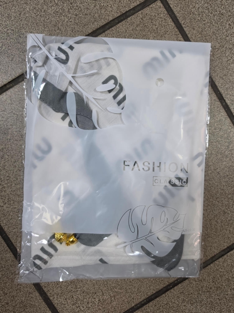 gawroszka-min-biala-szare-napisy-magnetyczne-zapiecie-apaszka-damska-65x65-bawelna-wiskoza-modny-dodatek-do-szyi-butik-szykownia-9