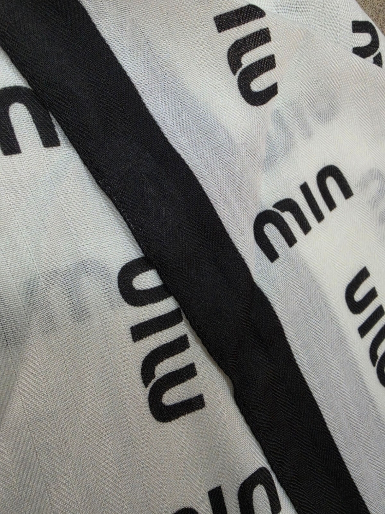 gawroszka-min-biala-czarne-napisy-magnetyczne-zapiecie-apaszka-damska-65x65-bawelna-wiskoza-modny-dodatek-do-szyi-butik-szykownia-9