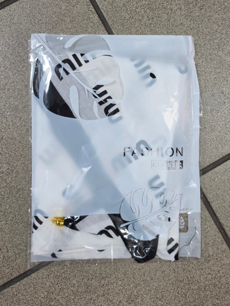 gawroszka-min-biala-czarne-napisy-magnetyczne-zapiecie-apaszka-damska-65x65-bawelna-wiskoza-modny-dodatek-do-szyi-butik-szykownia-11