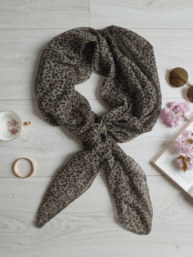 apaszka-asymetryczna-kiria-panterka-bawelna-silk-lekka-szal-damski-70x135-modny-wzor-leopard-elegancki-dodatek-do-stylizacji-butik-szykownia-1