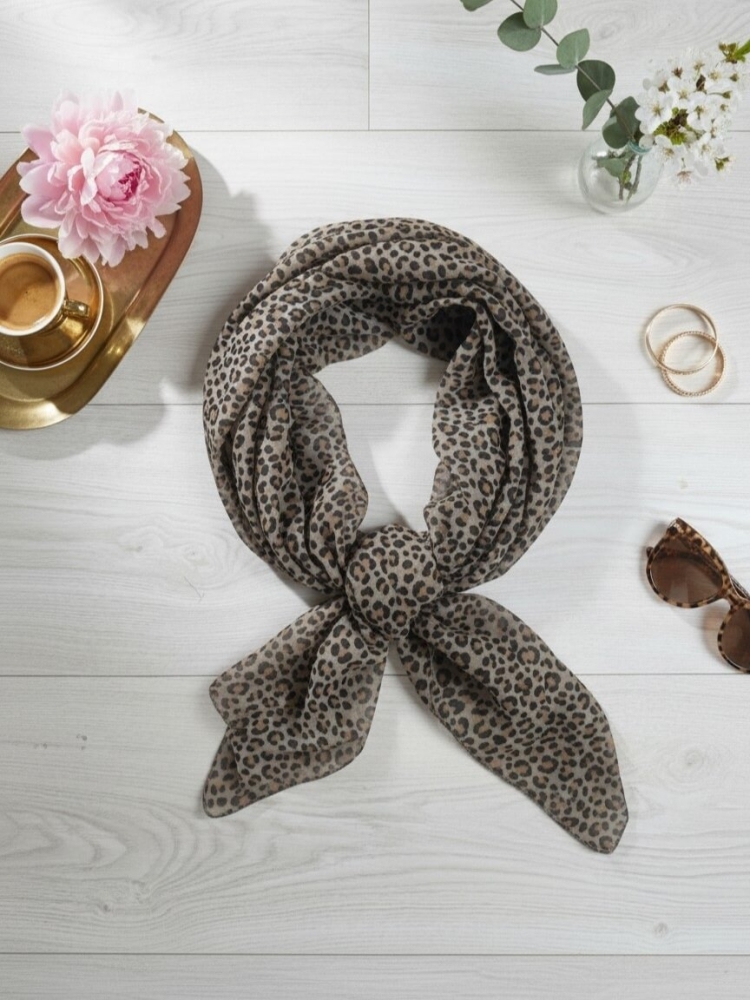 apaszka-asymetryczna-kiria-panterka-bawelna-silk-lekka-szal-damski-70x135-modny-wzor-leopard-elegancki-dodatek-do-stylizacji-butik-szykownia-4