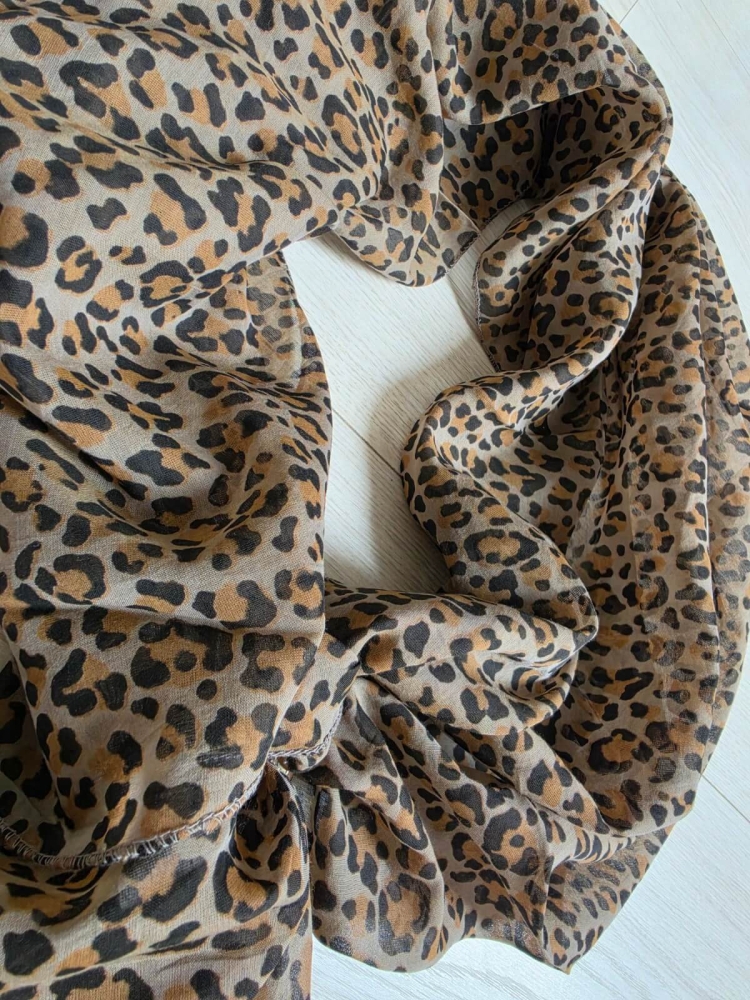 apaszka-asymetryczna-kiria-panterka-bawelna-silk-lekka-szal-damski-70x135-modny-wzor-leopard-elegancki-dodatek-do-stylizacji-butik-szykownia-7