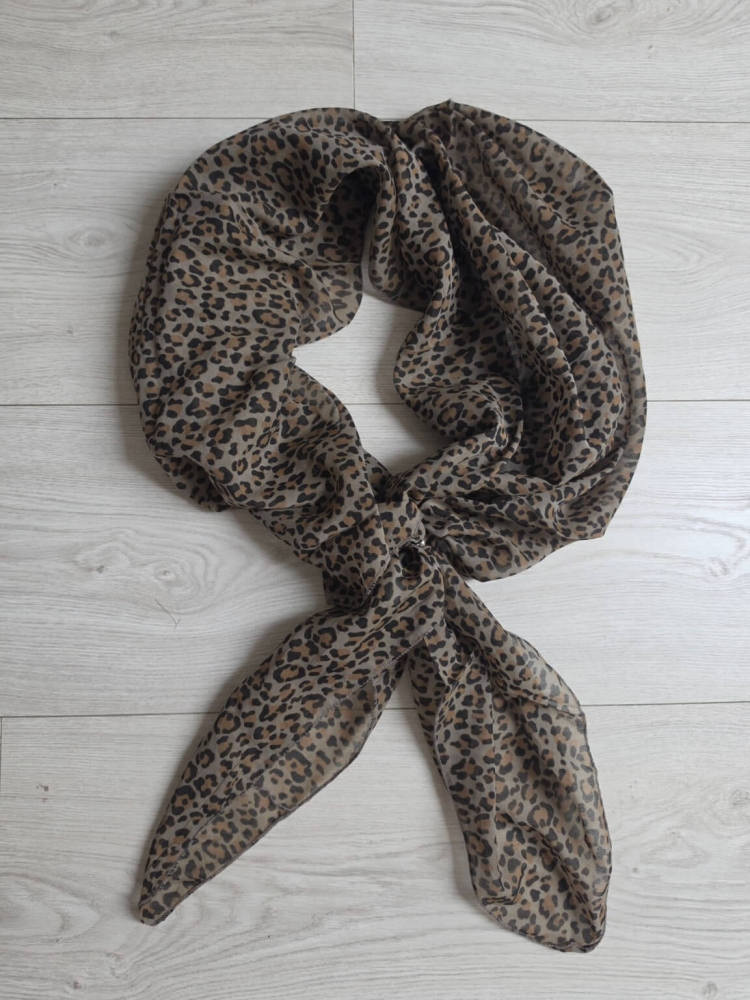 apaszka-asymetryczna-kiria-panterka-bawelna-silk-lekka-szal-damski-70x135-modny-wzor-leopard-elegancki-dodatek-do-stylizacji-butik-szykownia-9