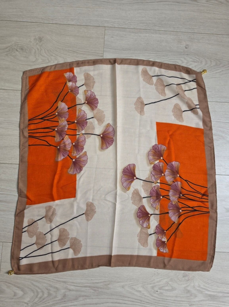 gawroszka-flow-kwiaty-bezowo-pomaranczowa-z- rozowym-wzorem-magnetyczne-zapiecie-apaszka-damska-65x65-bawelna-wiskoza-modny-dodatek-do-szyi-butik-szykownia-5