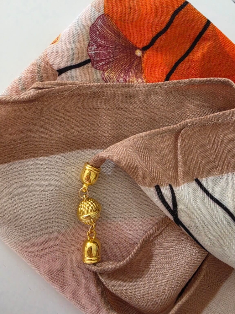 gawroszka-flow-kwiaty-bezowo-pomaranczowa-z- rozowym-wzorem-magnetyczne-zapiecie-apaszka-damska-65x65-bawelna-wiskoza-modny-dodatek-do-szyi-butik-szykownia-6