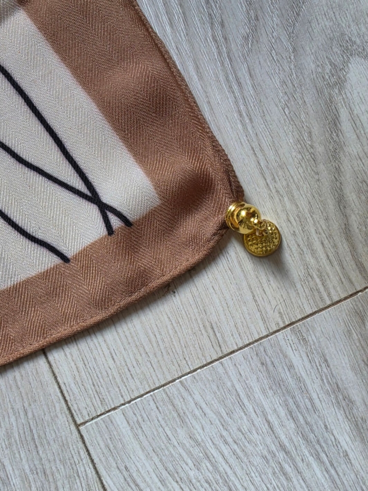 gawroszka-flow-kwiaty-bezowo-pomaranczowa-z- rozowym-wzorem-magnetyczne-zapiecie-apaszka-damska-65x65-bawelna-wiskoza-modny-dodatek-do-szyi-butik-szykownia-8