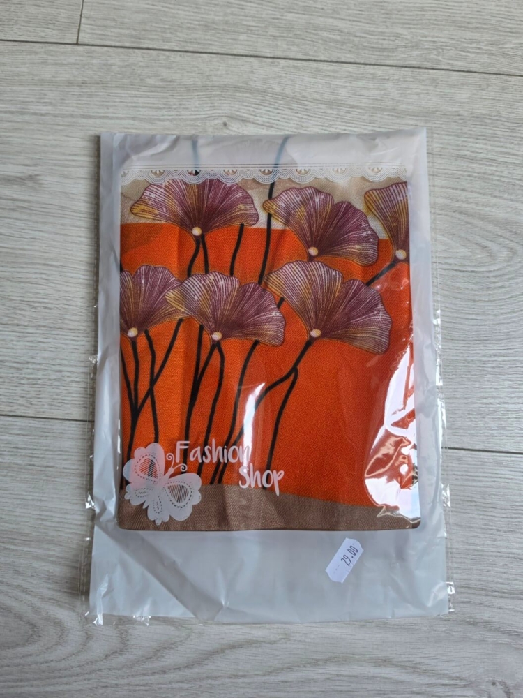 gawroszka-flow-kwiaty-bezowo-pomaranczowa-z- rozowym-wzorem-magnetyczne-zapiecie-apaszka-damska-65x65-bawelna-wiskoza-modny-dodatek-do-szyi-butik-szykownia-9