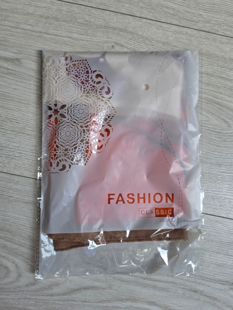 gawroszka-flow-kwiaty-bezowo-pomaranczowa-z- rozowym-wzorem-magnetyczne-zapiecie-apaszka-damska-65x65-bawelna-wiskoza-modny-dodatek-do-szyi-butik-szykownia-10