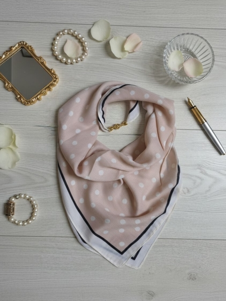 gawroszka-flow-bezowa-w-kremowe-groszki-z-czarną-lamowka-magnetyczne-zapiecie-apaszka-damska-65x65-bawelna-wiskoza-modny-dodatek-do-szyi-butik-szykownia-1