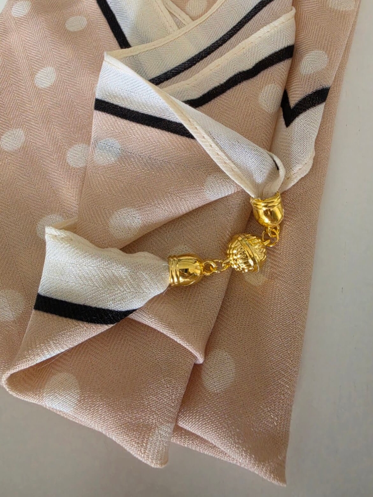 gawroszka-flow-bezowa-w-kremowe-groszki-z-czarną-lamowka-magnetyczne-zapiecie-apaszka-damska-65x65-bawelna-wiskoza-modny-dodatek-do-szyi-butik-szykownia-5