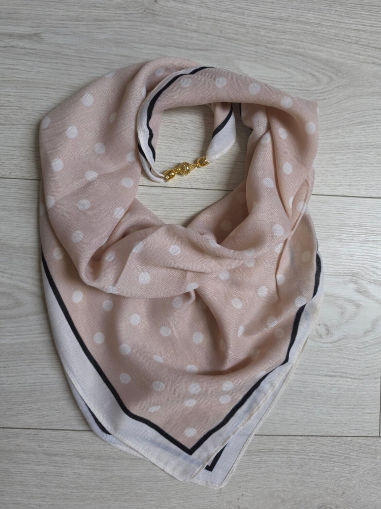 gawroszka-flow-bezowa-w-kremowe-groszki-z-czarną-lamowka-magnetyczne-zapiecie-apaszka-damska-65x65-bawelna-wiskoza-modny-dodatek-do-szyi-butik-szykownia-8