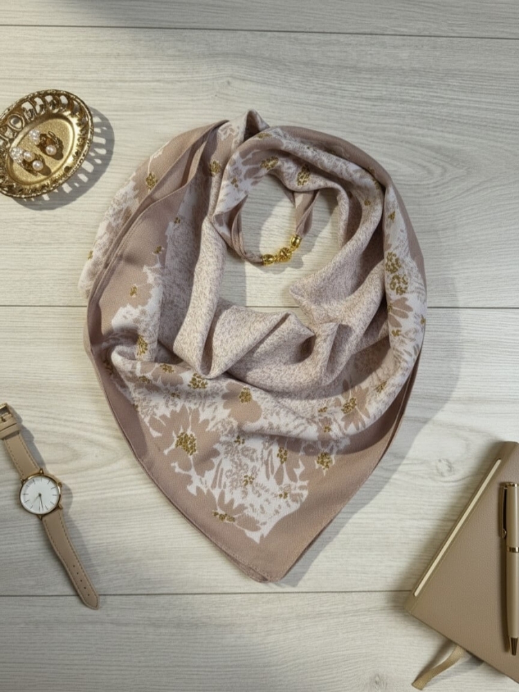 gawroszka-flow-bezowa-w-biale-kwiaty-magnetyczne-zapiecie-apaszka-damska-65x65-bawelna-wiskoza-modny-dodatek-do-szyi-butik-szykownia-1