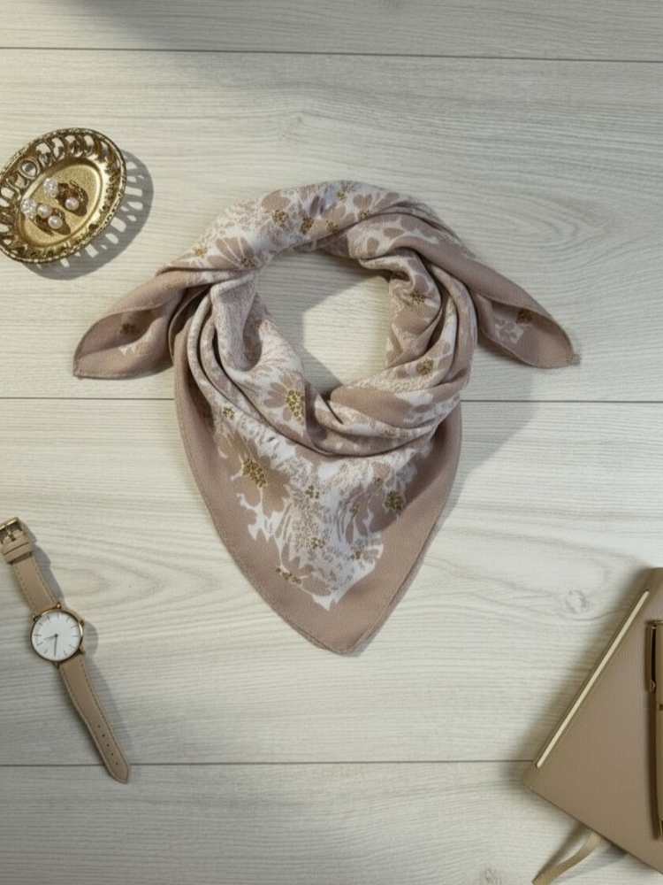 gawroszka-flow-bezowa-w-biale-kwiaty-magnetyczne-zapiecie-apaszka-damska-65x65-bawelna-wiskoza-modny-dodatek-do-szyi-butik-szykownia-3