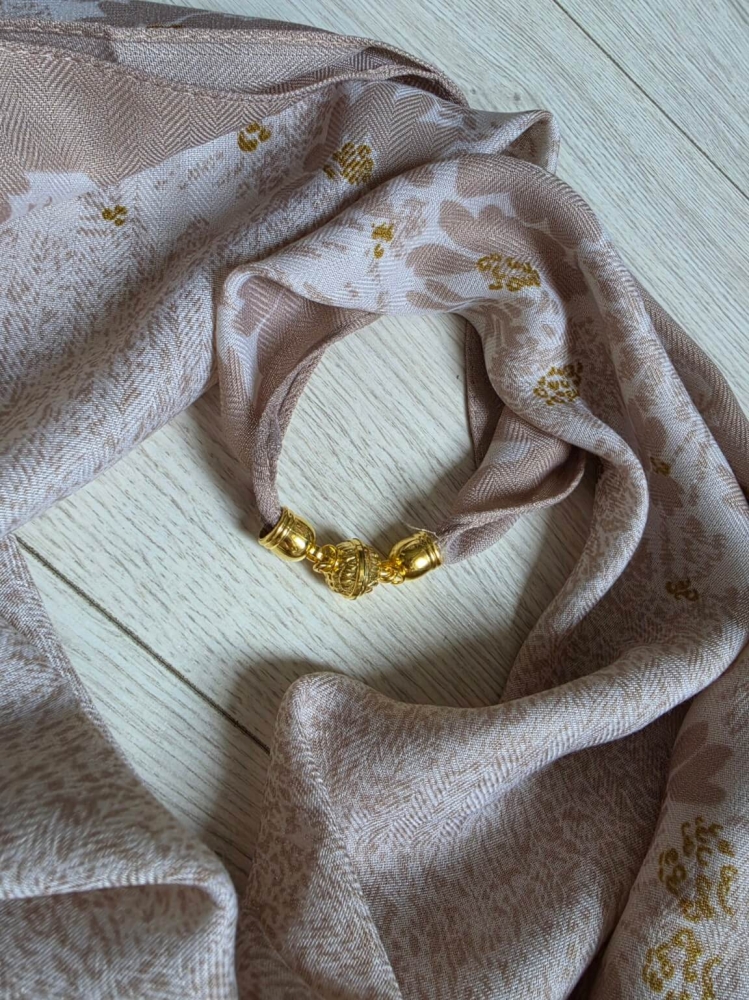 gawroszka-flow-bezowa-w-biale-kwiaty-magnetyczne-zapiecie-apaszka-damska-65x65-bawelna-wiskoza-modny-dodatek-do-szyi-butik-szykownia-5