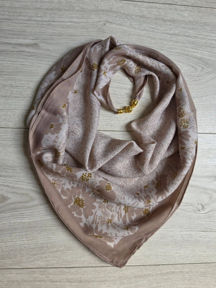 gawroszka-flow-bezowa-w-biale-kwiaty-magnetyczne-zapiecie-apaszka-damska-65x65-bawelna-wiskoza-modny-dodatek-do-szyi-butik-szykownia-6