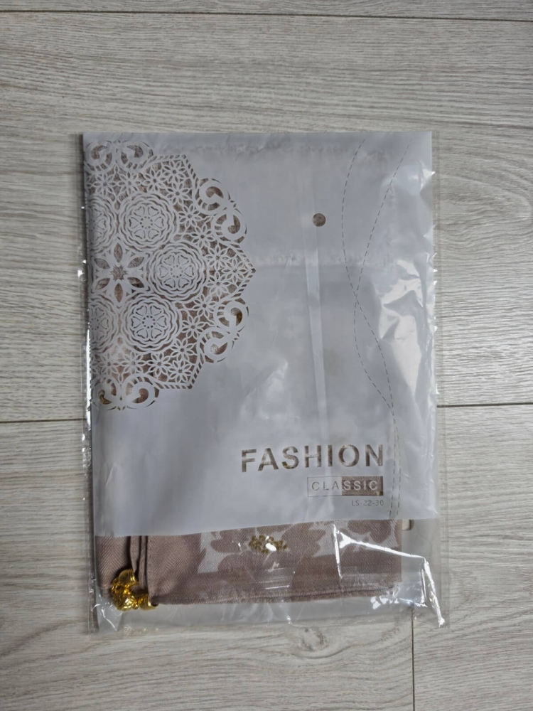 gawroszka-flow-bezowa-w-biale-kwiaty-magnetyczne-zapiecie-apaszka-damska-65x65-bawelna-wiskoza-modny-dodatek-do-szyi-butik-szykownia-7