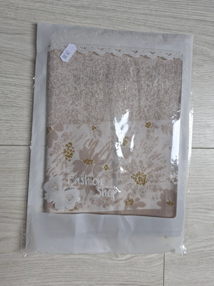 gawroszka-flow-bezowa-w-biale-kwiaty-magnetyczne-zapiecie-apaszka-damska-65x65-bawelna-wiskoza-modny-dodatek-do-szyi-butik-szykownia-8