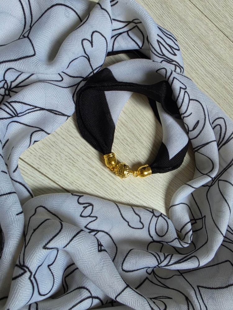 gawroszka-flow-biala-w-czarne-asymetryczne-wzory-magnetyczne-zapiecie-apaszka-damska-65x65-bawelna-wiskoza-modny-dodatek-do-szyi-butik-szykownia-6