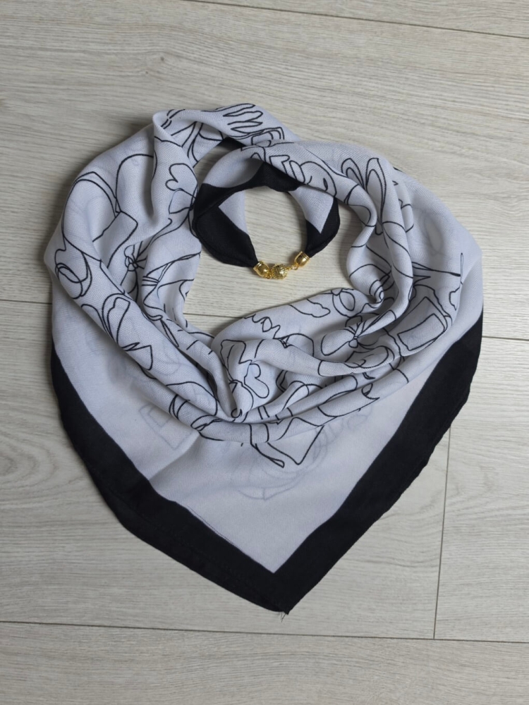 gawroszka-flow-biala-w-czarne-asymetryczne-wzory-magnetyczne-zapiecie-apaszka-damska-65x65-bawelna-wiskoza-modny-dodatek-do-szyi-butik-szykownia-7