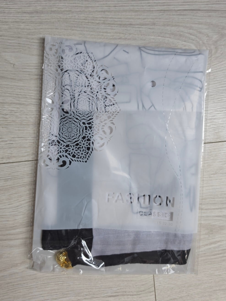 gawroszka-flow-biala-w-czarne-asymetryczne-wzory-magnetyczne-zapiecie-apaszka-damska-65x65-bawelna-wiskoza-modny-dodatek-do-szyi-butik-szykownia-10