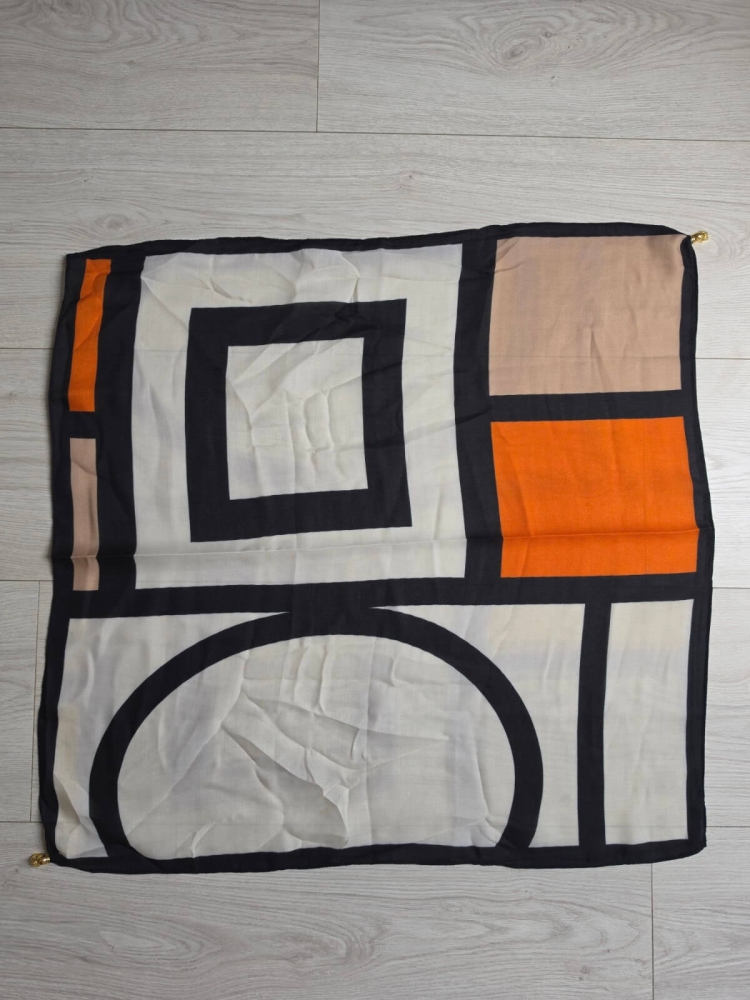 gawroszka-flow-pomarancz-czarna-bez-biala-asymetryczne-wzory-magnetyczne-zapiecie-apaszka-damska-65x65-bawelna-wiskoza-modny-dodatek-do-szyi-butik-szykownia-5