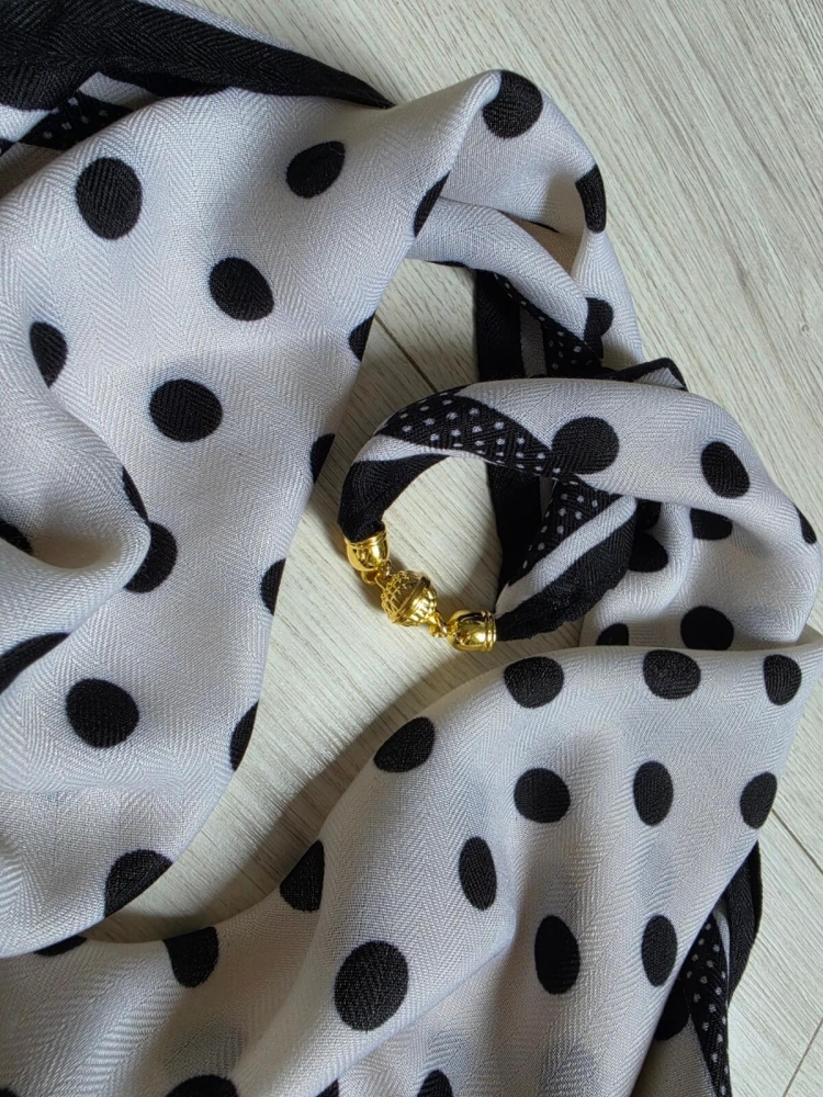 gawroszka-flow-kropki-groszki-czarne-biala-magnetyczne-zapiecie-apaszka-damska-65x65-bawelna-wiskoza-modny-dodatek-do-szyi-butik-szykownia-6