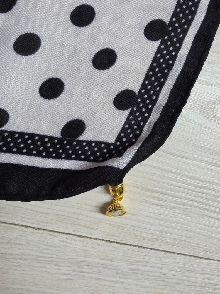 gawroszka-flow-kropki-groszki-czarne-biala-magnetyczne-zapiecie-apaszka-damska-65x65-bawelna-wiskoza-modny-dodatek-do-szyi-butik-szykownia-8