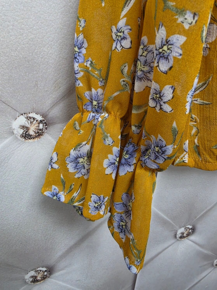 bluzka-elviana-musztardowa-kwiaty-dekolt-v-choker-falbanka-rekaw-dlugi-elegancka-bluzka-damska-wiosenna-kwiatowy-print-modna-bluzka-damska-uniwersalna-butik-szykownia-11