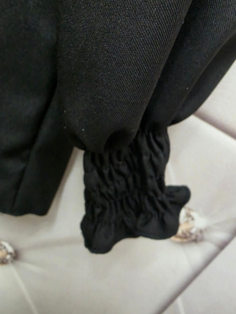 bluzka-madex- sonia-czarna-dekolt-v-rekaw-7-8-marszczenie-falbanka-polska-produkcja-elegancka-bluzka-damska-modna-bluzka-klasyczna-wiosna-butik-szykownia-8