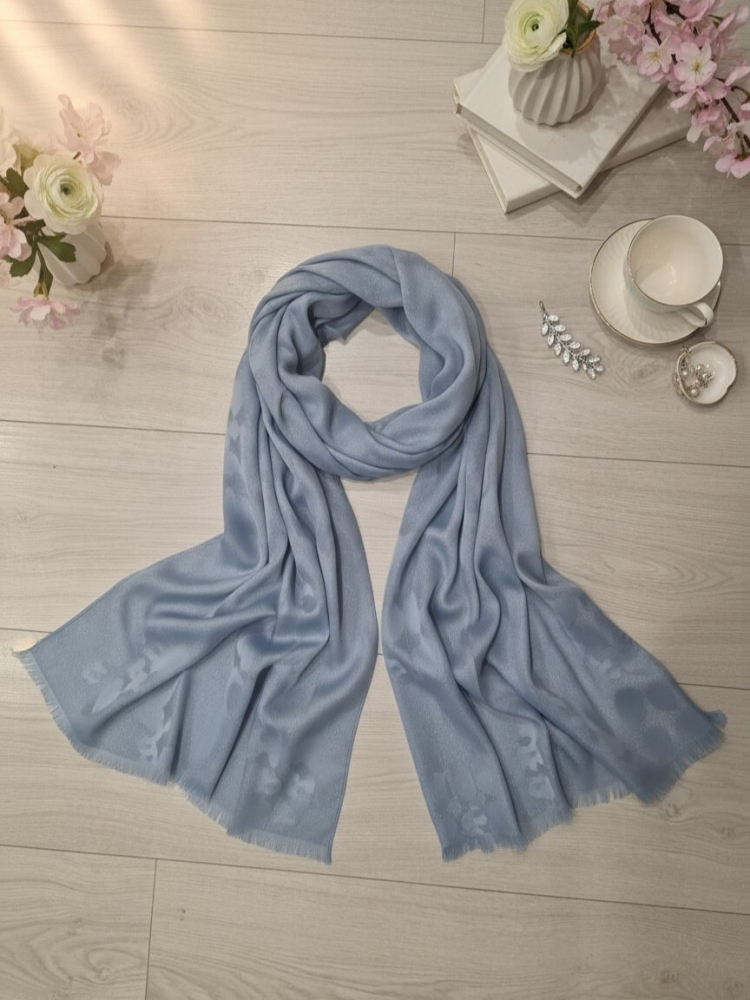 apaszka-szal-loriena-blekitna-srebrna-nitka-elegancka-damska-szal-wiosenny-190x70-wiskoza-metalizowana-lekka-miekka-subtelny-wzor-butik-szykownia-3