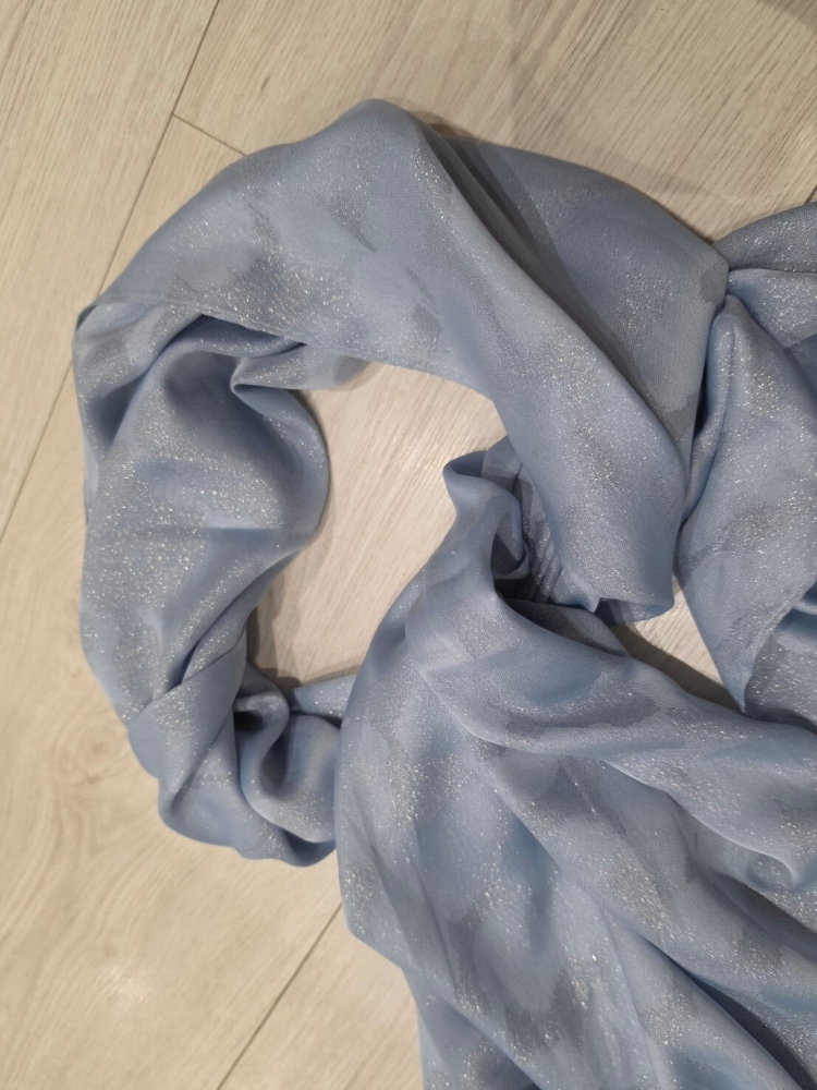 apaszka-szal-loriena-blekitna-srebrna-nitka-elegancka-damska-szal-wiosenny-190x70-wiskoza-metalizowana-lekka-miekka-subtelny-wzor-butik-szykownia-9
