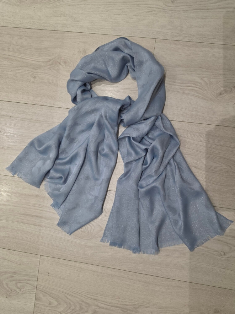 apaszka-szal-loriena-blekitna-srebrna-nitka-elegancka-damska-szal-wiosenny-190x70-wiskoza-metalizowana-lekka-miekka-subtelny-wzor-butik-szykownia-11