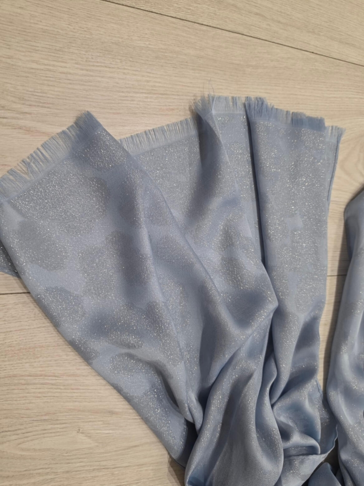 apaszka-szal-loriena-blekitna-srebrna-nitka-elegancka-damska-szal-wiosenny-190x70-wiskoza-metalizowana-lekka-miekka-subtelny-wzor-butik-szykownia-12