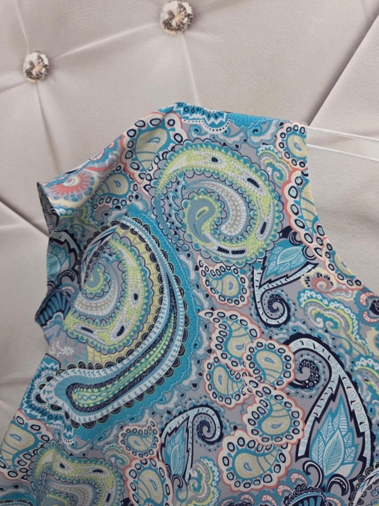 bluzka-lila-madex-aztecki-wzor-turkusowa-niebieska-paisley-elastyczna-gumka-na-dole-krotki-rekaw-dekolt-okragly-wiskoza-modna-damska-bluzka-wiosna-butik-szykownia-7
