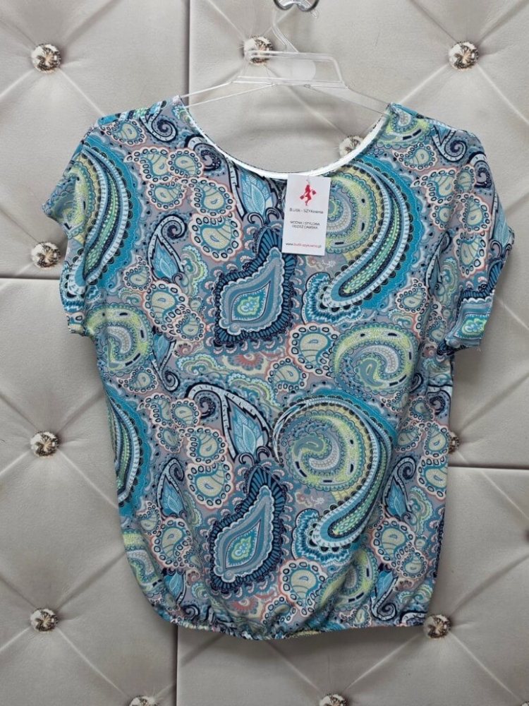 bluzka-lila-madex-aztecki-wzor-turkusowa-niebieska-paisley-elastyczna-gumka-na-dole-krotki-rekaw-dekolt-okragly-wiskoza-modna-damska-bluzka-wiosna-butik-szykownia-9