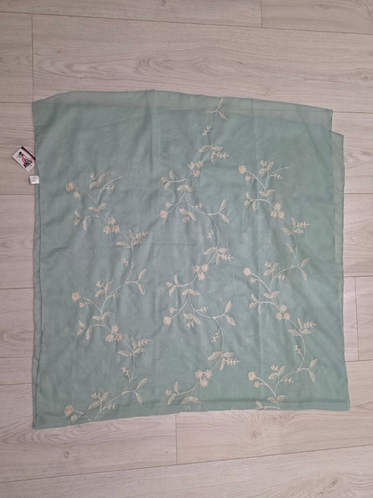 apaszka-szal-pareo-mirevia-jasna-mietowa-haftowane-kwiaty-zlota-nitka-90x180-bawelna-wiskoza-lekka-elegancka-damska-wiosna-lato-butik-szykownia-7