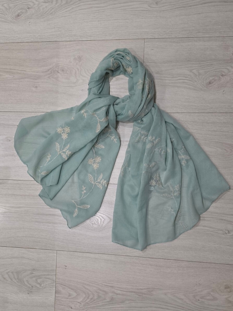 apaszka-szal-pareo-mirevia-jasna-mietowa-haftowane-kwiaty-zlota-nitka-90x180-bawelna-wiskoza-lekka-elegancka-damska-wiosna-lato-butik-szykownia-8