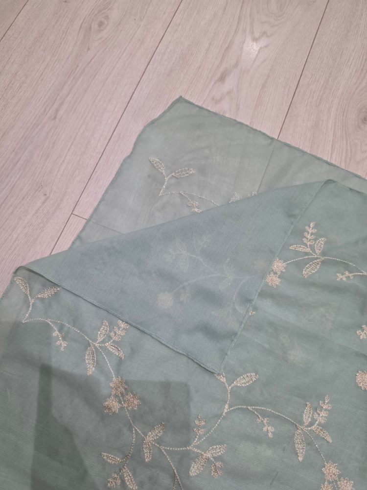 apaszka-szal-pareo-mirevia-jasna-mietowa-haftowane-kwiaty-zlota-nitka-90x180-bawelna-wiskoza-lekka-elegancka-damska-wiosna-lato-butik-szykownia-10