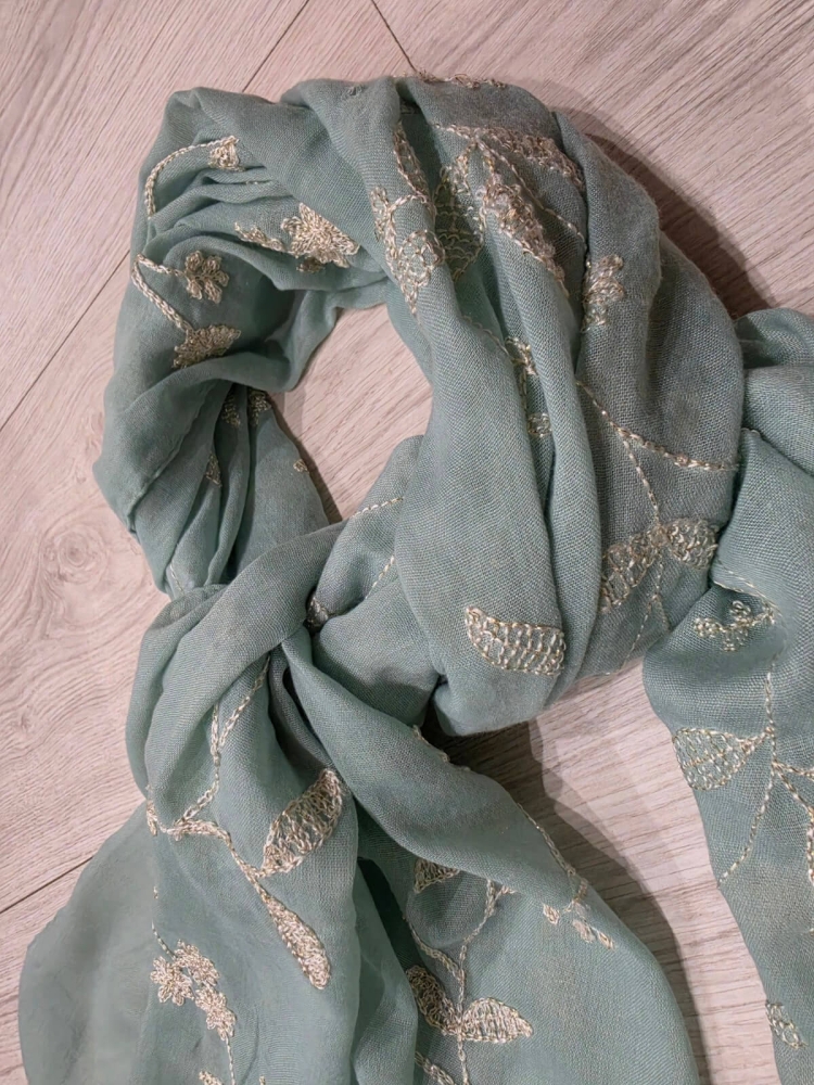 apaszka-szal-pareo-mirevia-jasna-mietowa-haftowane-kwiaty-zlota-nitka-90x180-bawelna-wiskoza-lekka-elegancka-damska-wiosna-lato-butik-szykownia-12