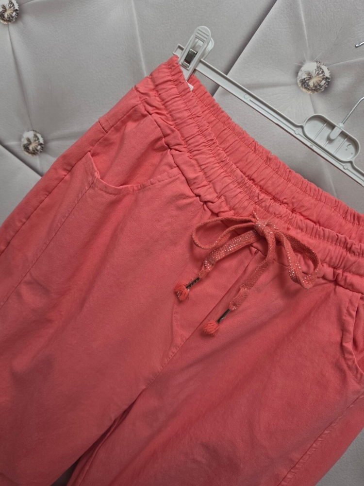 spodnie-joggery-estos-coriselle-lososiowe-koralowe-oversize-elastyczne-wloskie-spodnie-damskie-troczek-guma-w-pasie-kieszenie-wiskoza-nylon-elastan-wiosenne-spodnie-casual-butik-szykownia-7